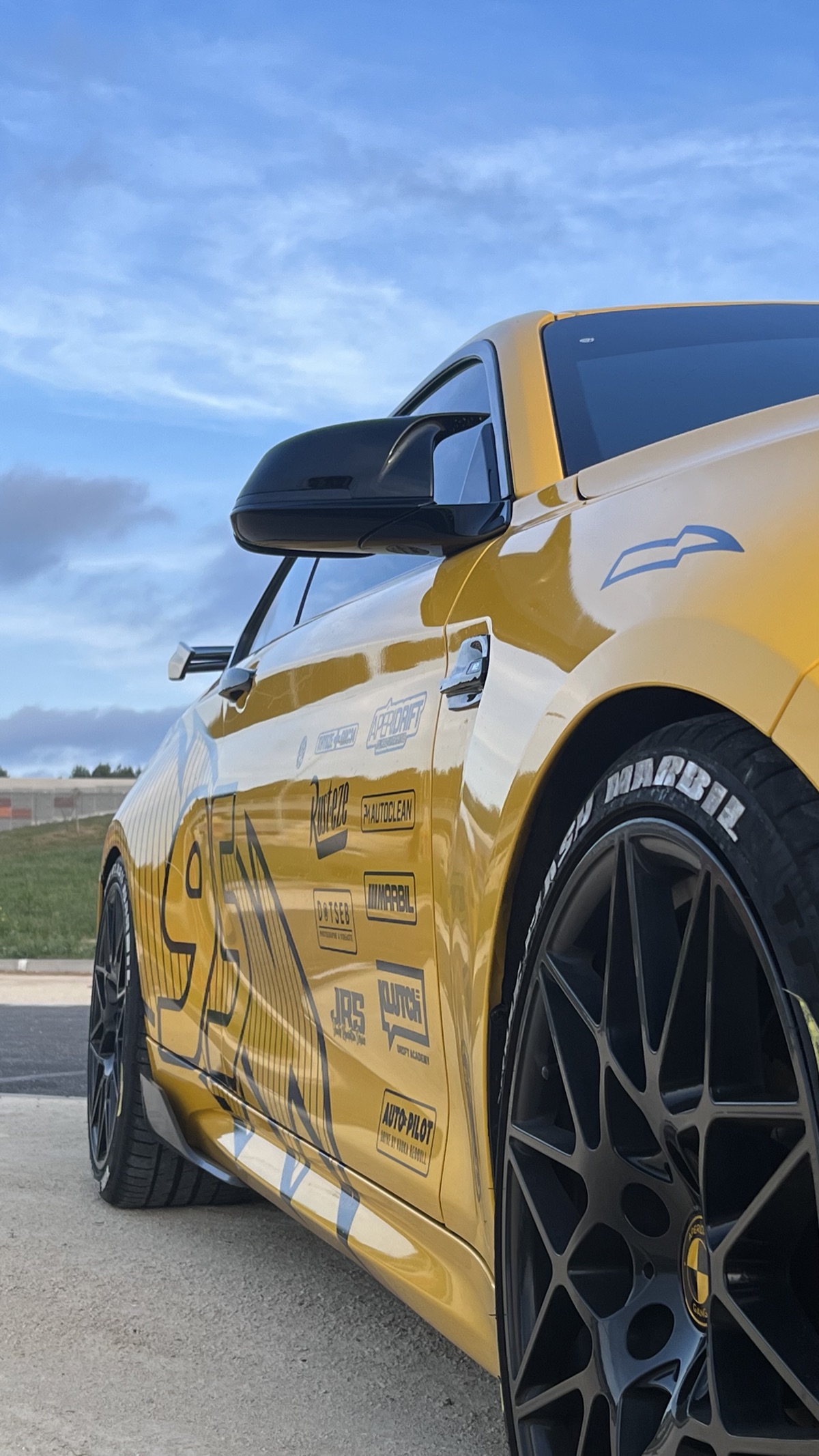 BMW M2 dorée — profil