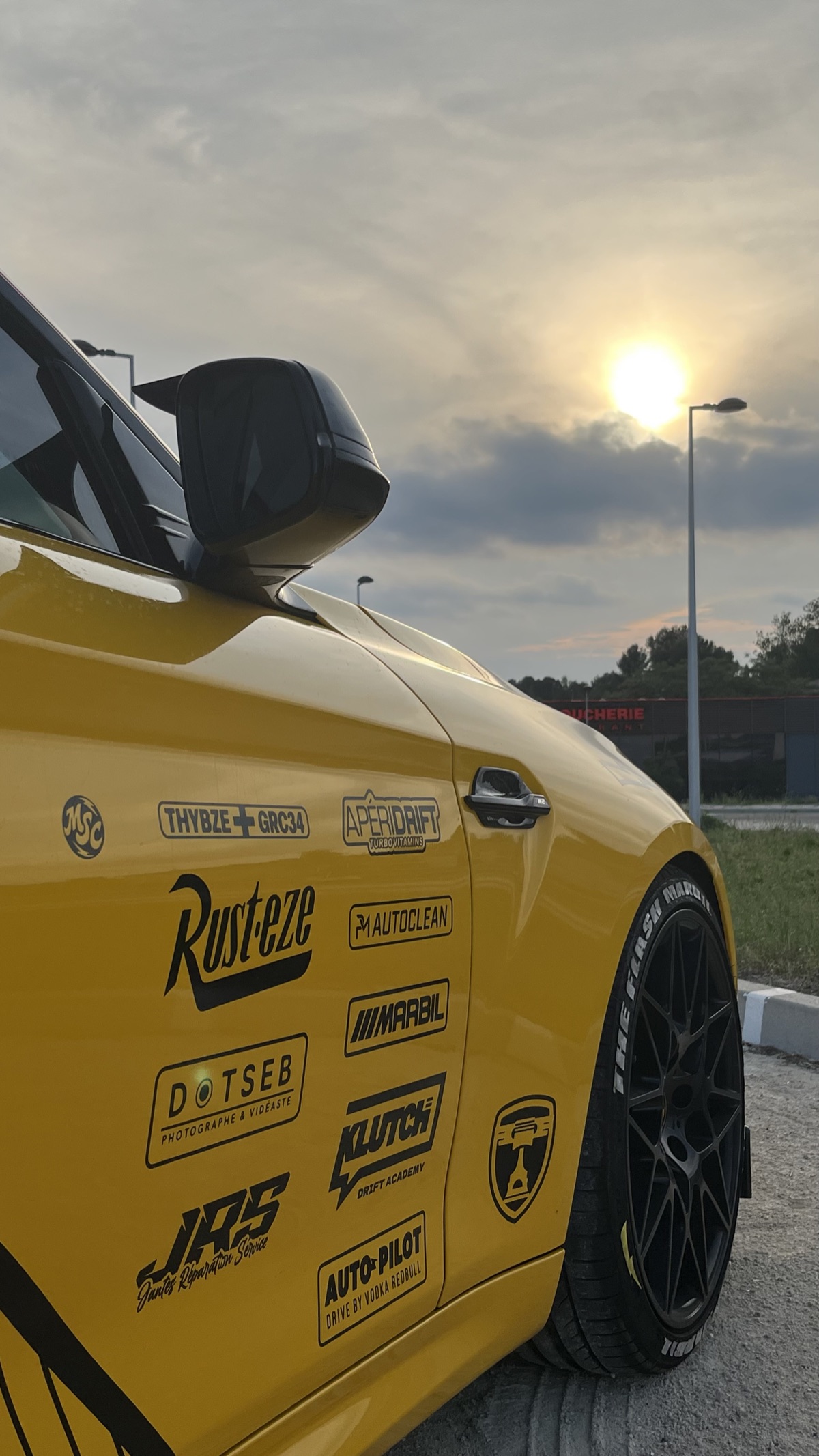 BMW M2 dorée — sponsors